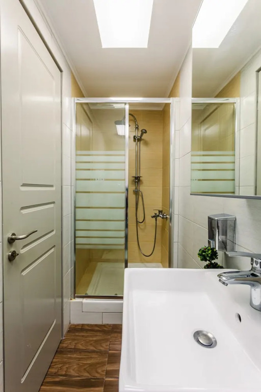 City-Sea Fusion, Elegant Gem Minutes from the Beach