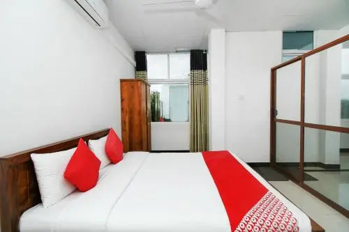 OYO 361 Grand Rovinka Hotel
