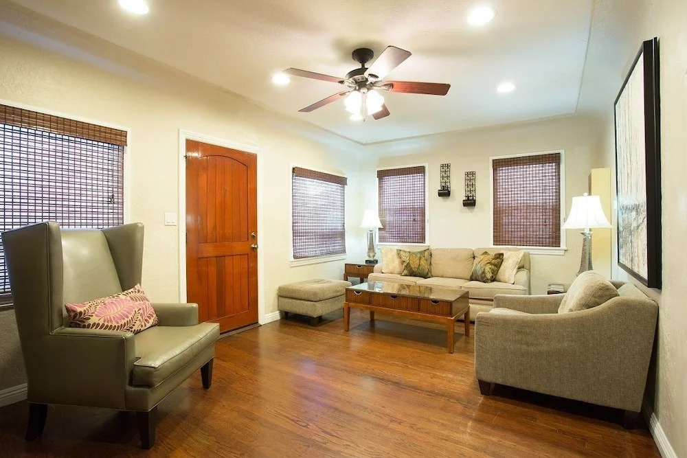 128 39th ABC 5 Bedrooms 3 Bathrooms Villa