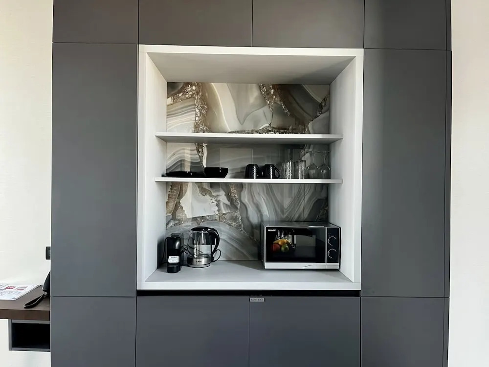 128 LIM - 2001 Stay Only Tower Suite