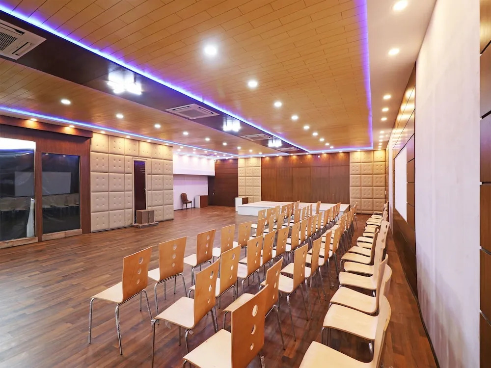 OYO 7054 Hotel Amabalika