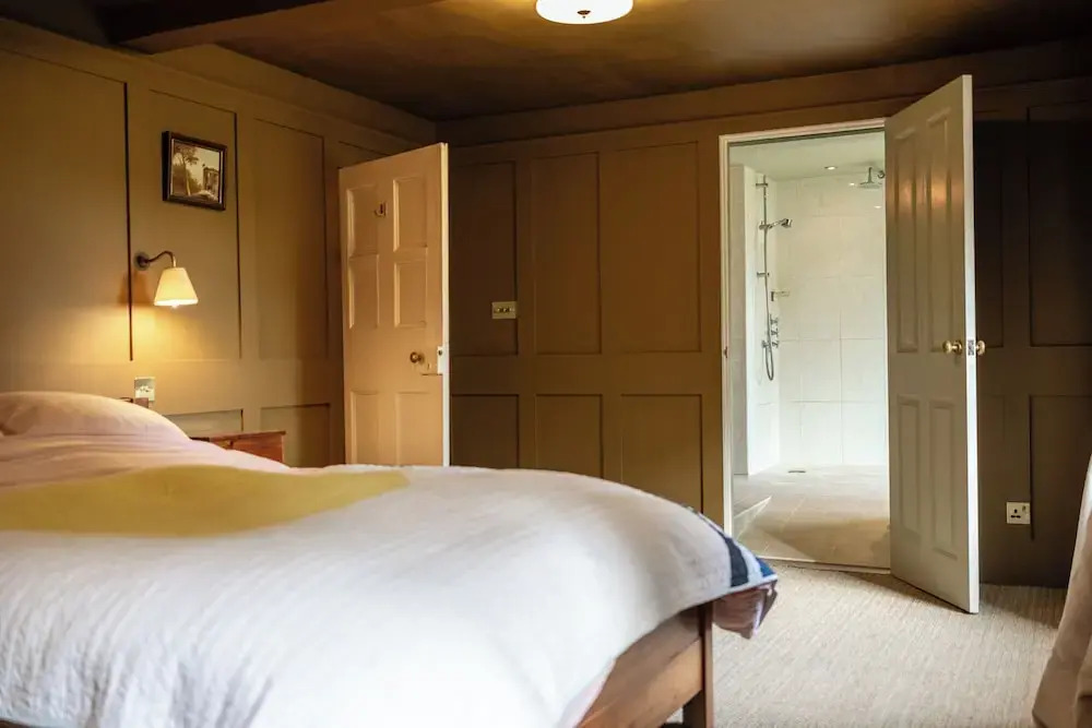 Stunning 8-Bedroom Home in Painswick