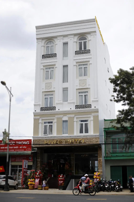 River Hotel