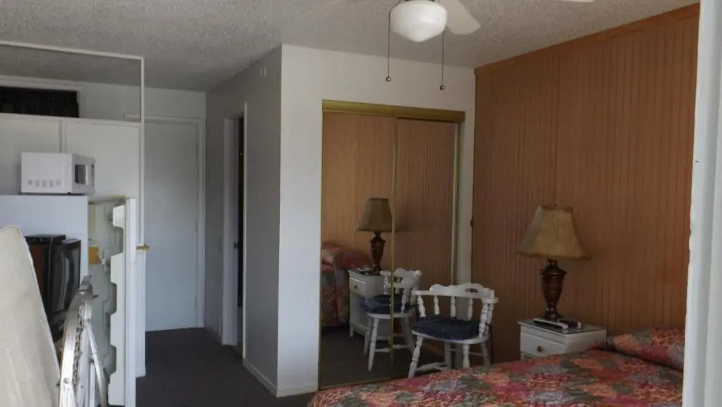 Twin Lakes Inn