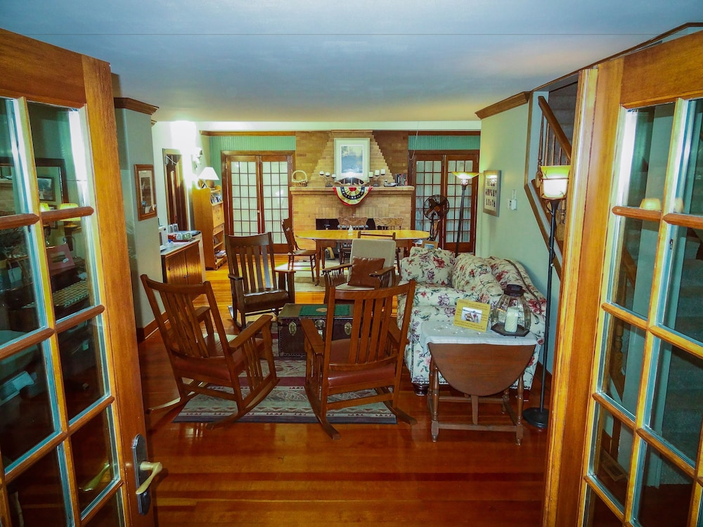 Lake Ripley Lodge w Lake Front Rooms, Grand Porch, Kayaks & Paddleboard