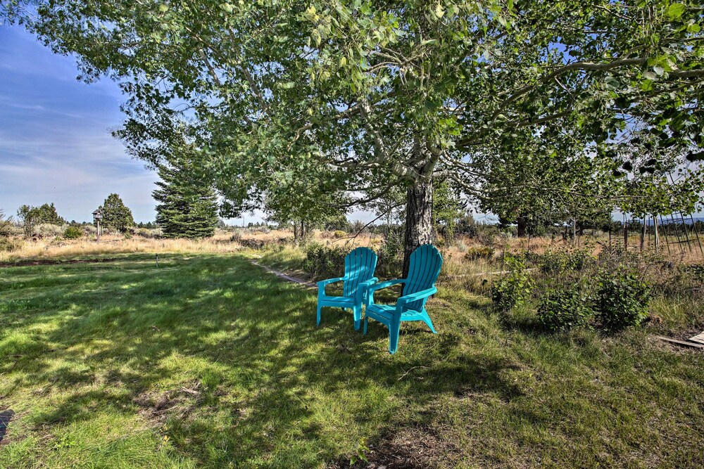 Updated Farmhouse w/ Deck on Central Oregon Canal!