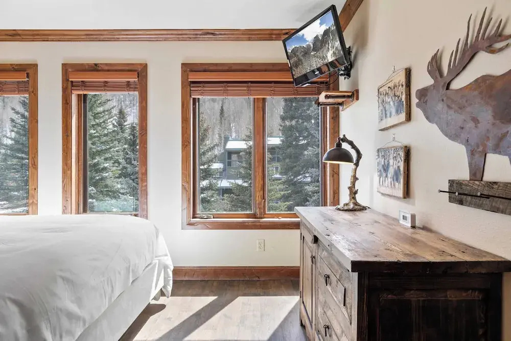 Ghostriders 11 by Avantstay Top Floor Condo w/ Large Patio & Mountain Views!