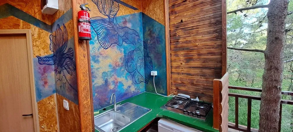 TreeHouses Ljubač Glamping Robinson