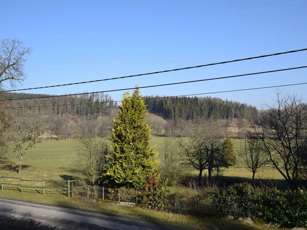 house in an hilly region, opposite the Ourthe