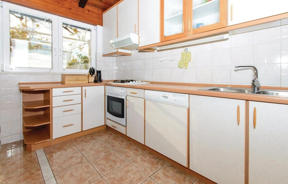 Beautiful Home in Dubrovnik With Wifi and 4 Bedrooms