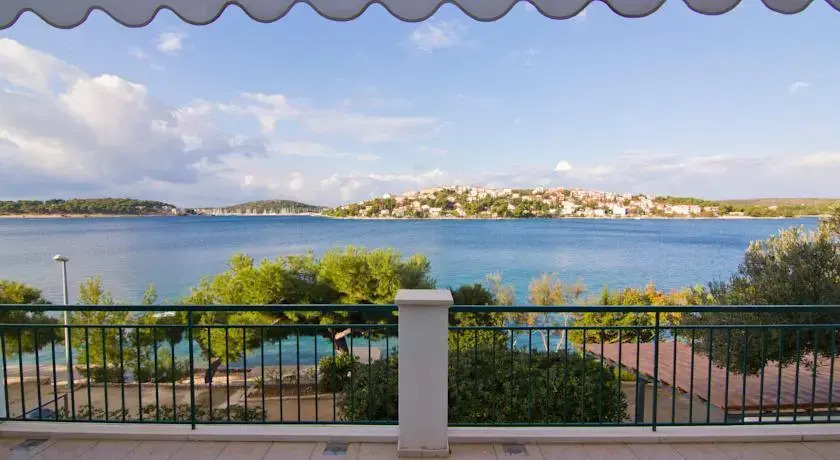 Holiday Home Villa Villa Branka direkt am Strand by Interhome