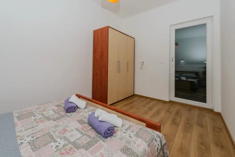 Spacious Apartment w Patio 40m From the Beach
