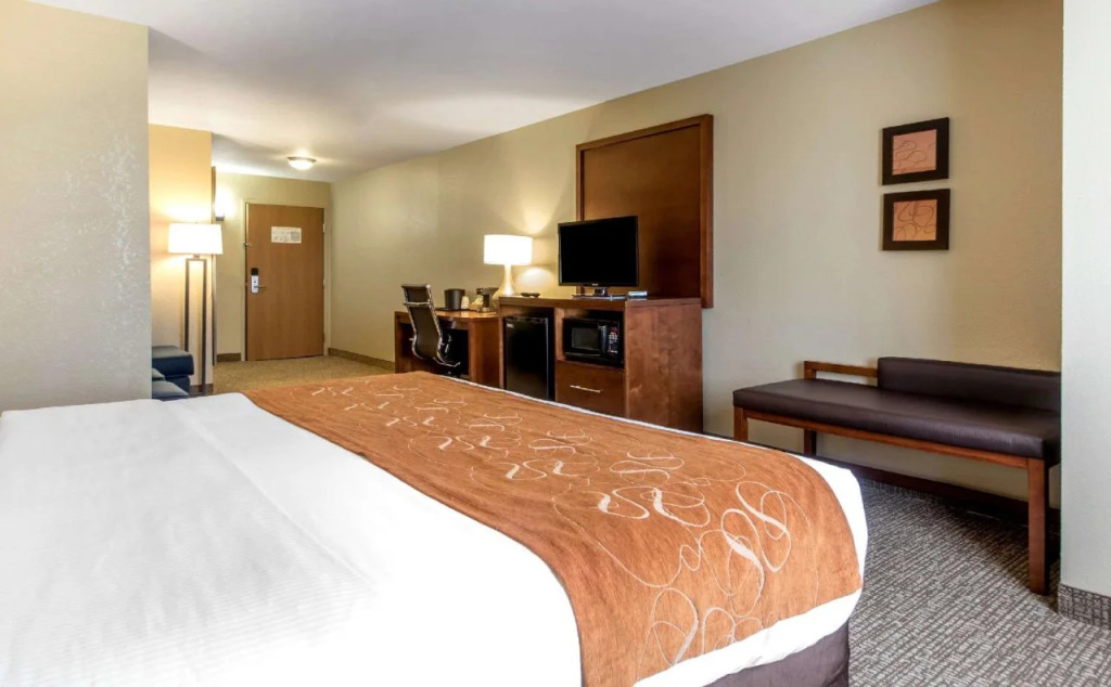 Comfort Suites Johnson Creek Conference Center