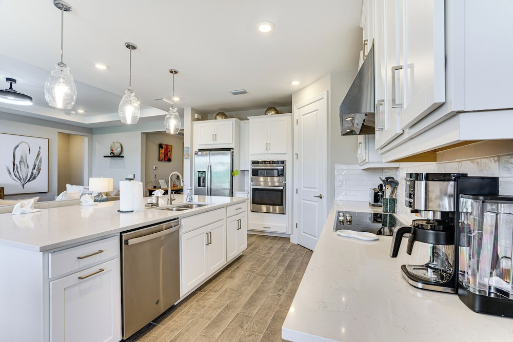 1 Mi to Boat Launch: Canal-view Cape Coral Gem