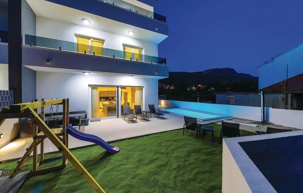 Nice Home in Kastel Luksic With 5 Bedrooms, Wifi and Outdoor Swimming Pool