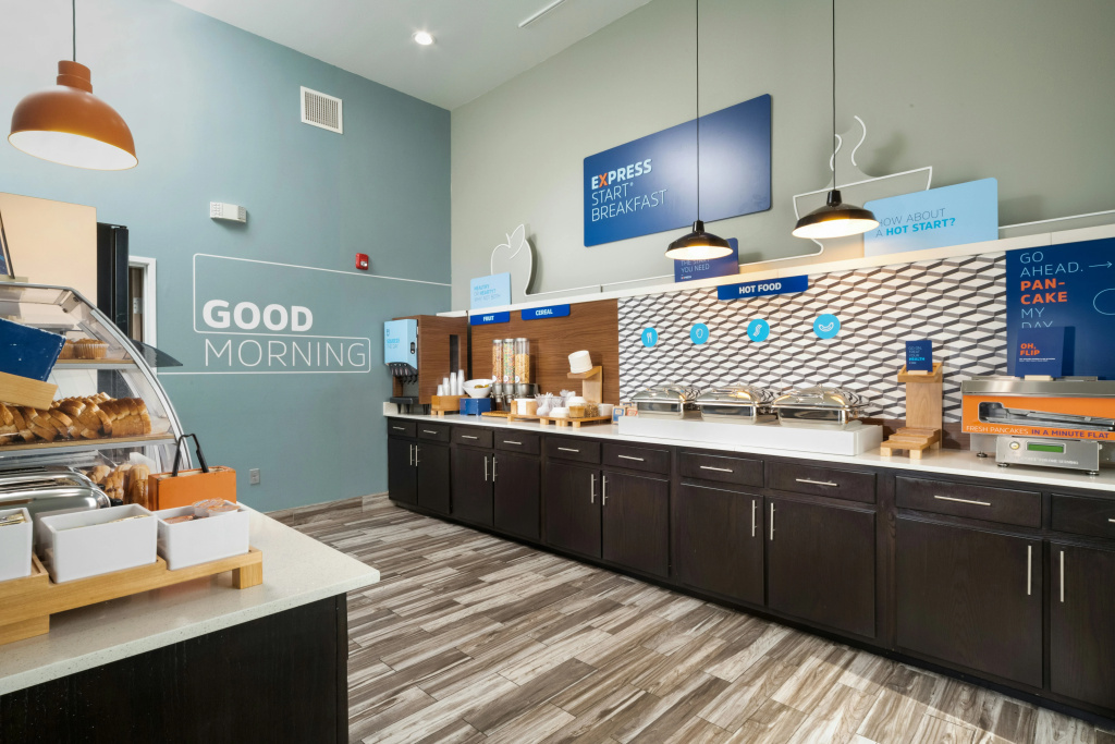 Holiday Inn Express & Suites Memphis Arpt Elvis Presley Blv by IHG