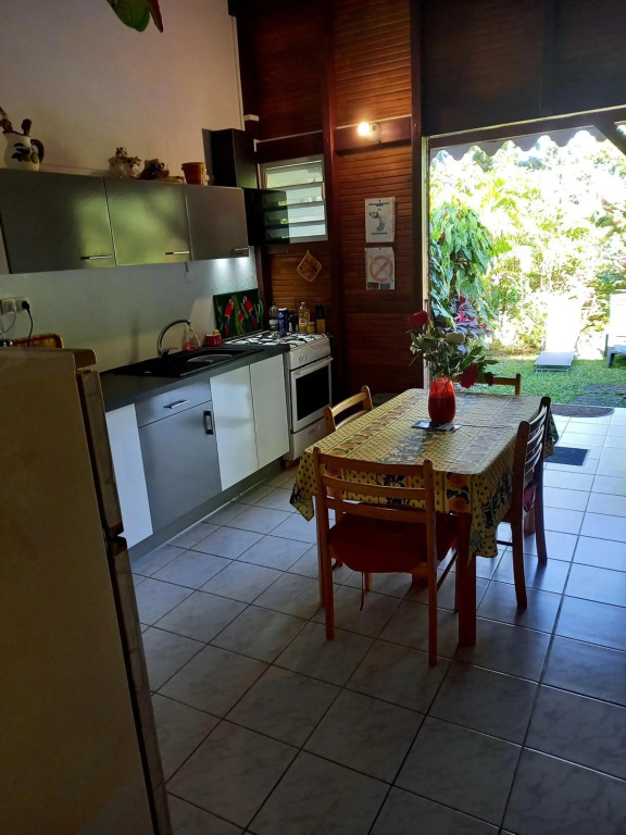 Bungalow de 2 chambres avec vue sur la mer jardin clos et wifi a Deshaies a 2 km de la plage