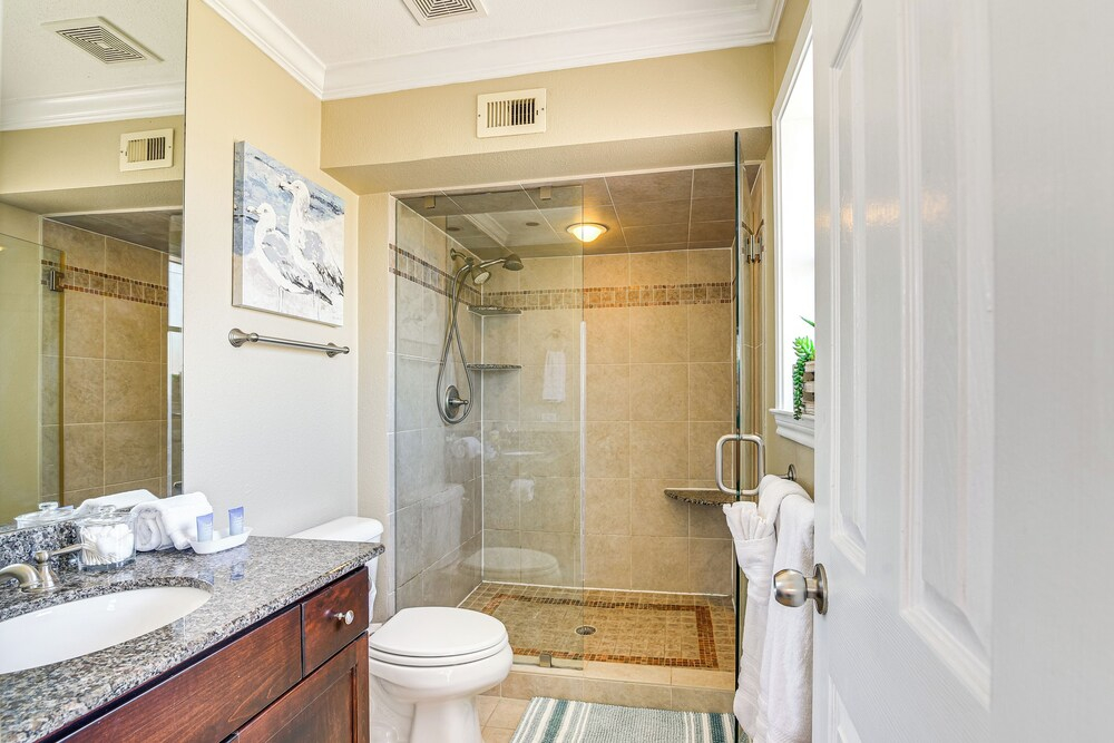 Walk to Babe's Beach! 3rd-floor Condo w/ Pool