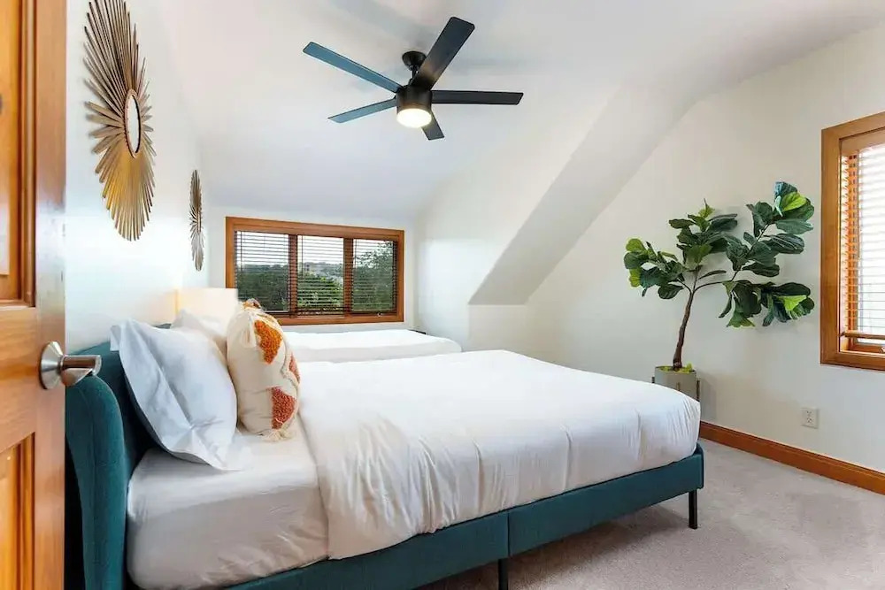 Luxurious Lake Park House: Sleeps 25, Pool, Hot-tub, Firepit and Game Room!