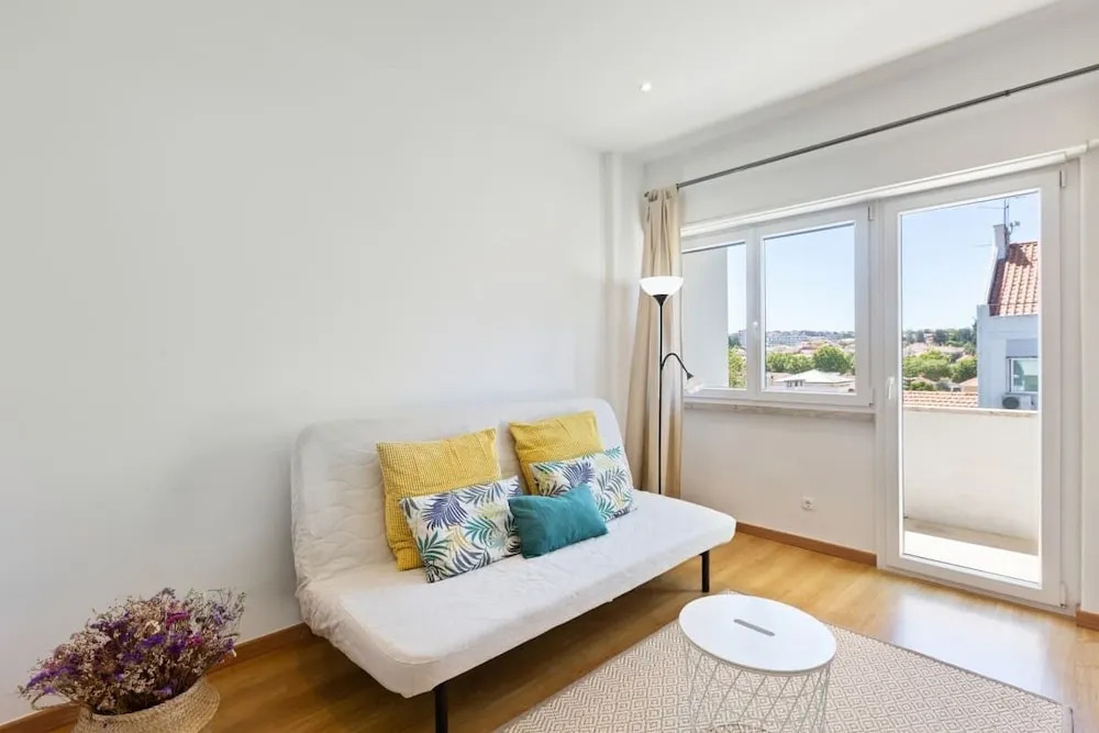 Spacious 1 Bed Apt w/Balcony, Sleeps 3