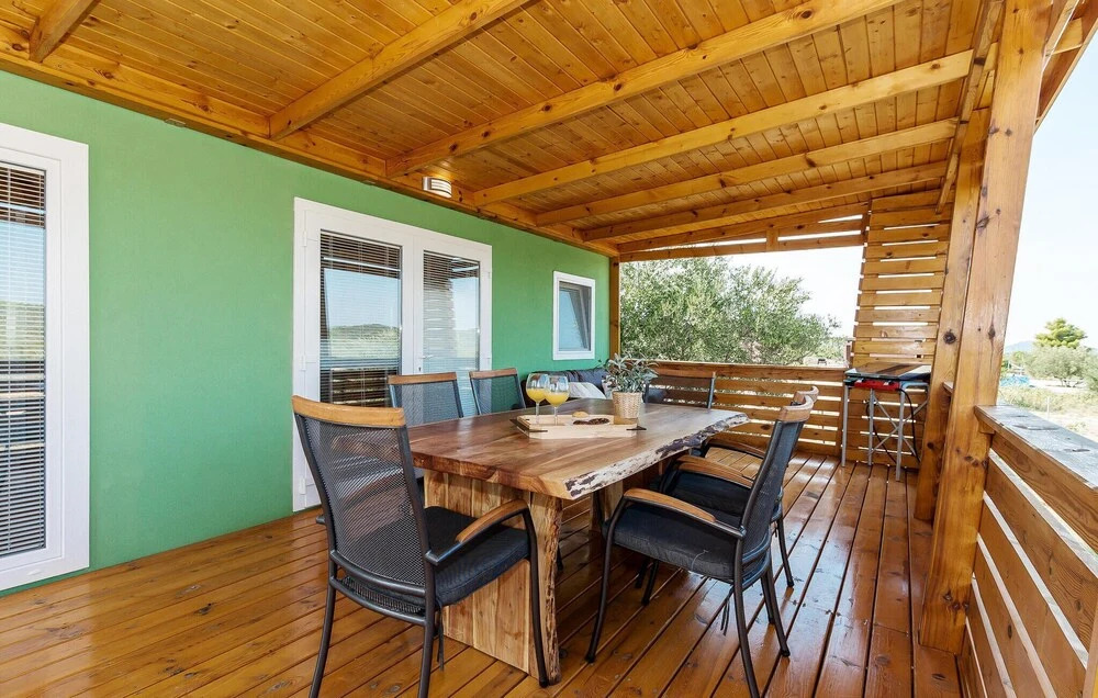 House with outdoor pool in Tisno