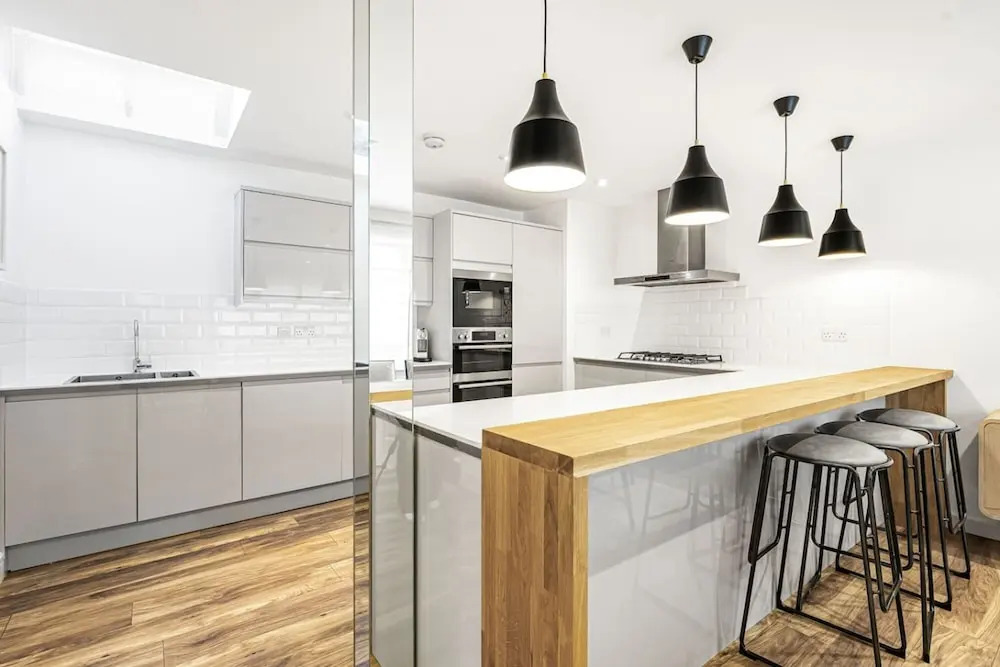 4-bed House Next To Harrods Private Parking