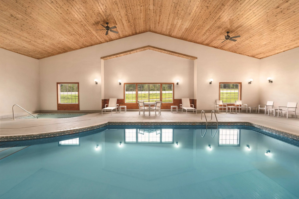 Country Inn & Suites by Radisson, Detroit Lakes