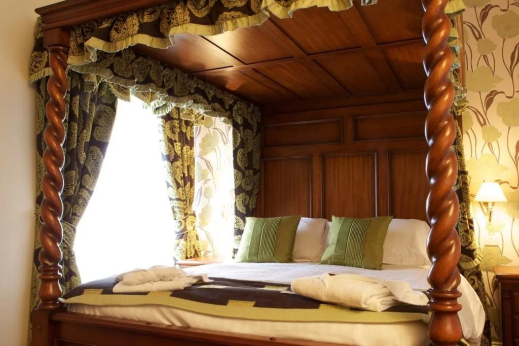Globe & Crown – RelaxInnz