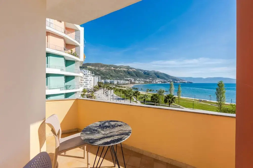 Beachfront Apartment - Near Beach City