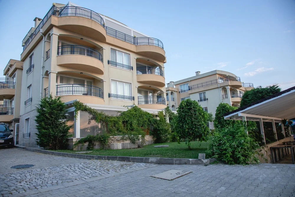 FM Deluxe 2-BDR Apartment with Pool & Sea View in Sun Resort