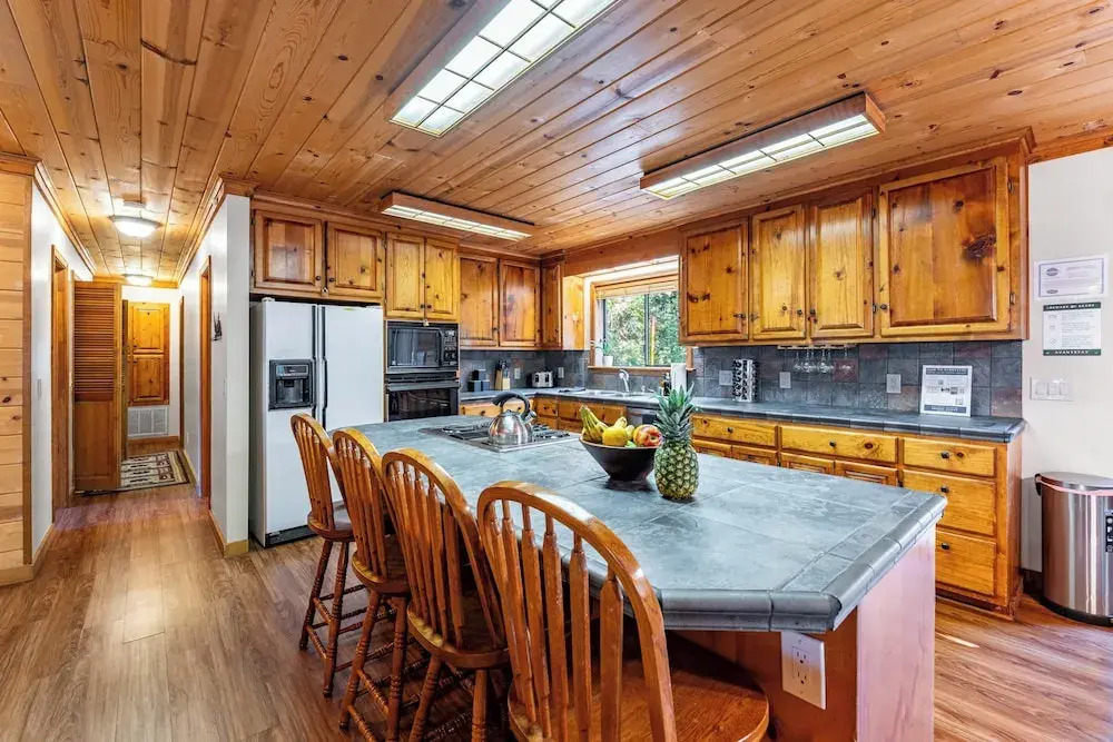 Whiskey Springs by Avantstay Classic Cabin Near Tahoe Donner Ski Area!