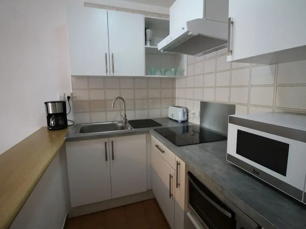 2 bedroom apartment within walking distance to the beach