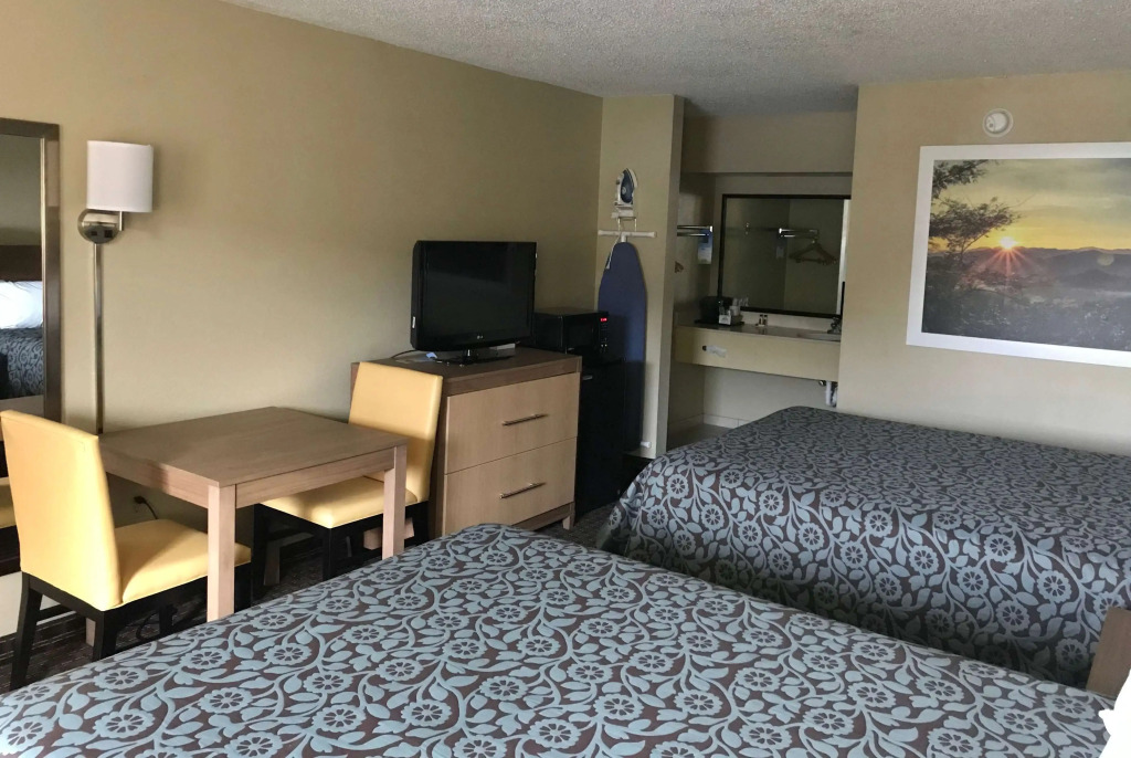 Days Inn By Wyndham Lexington-Columbia