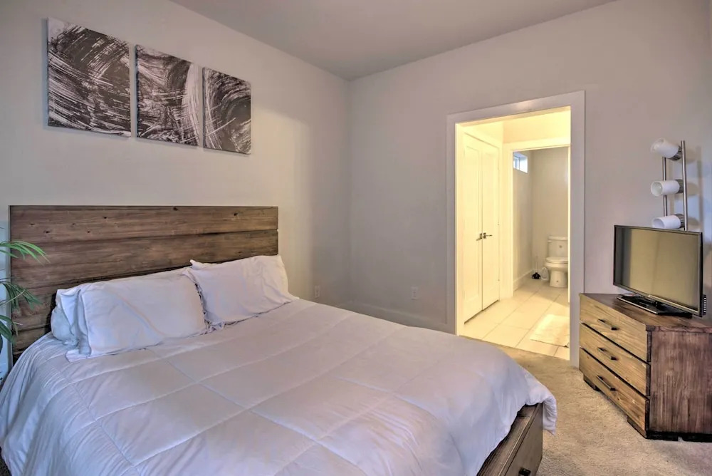 Central Houston Townhouse - 1 Mi to Downtown