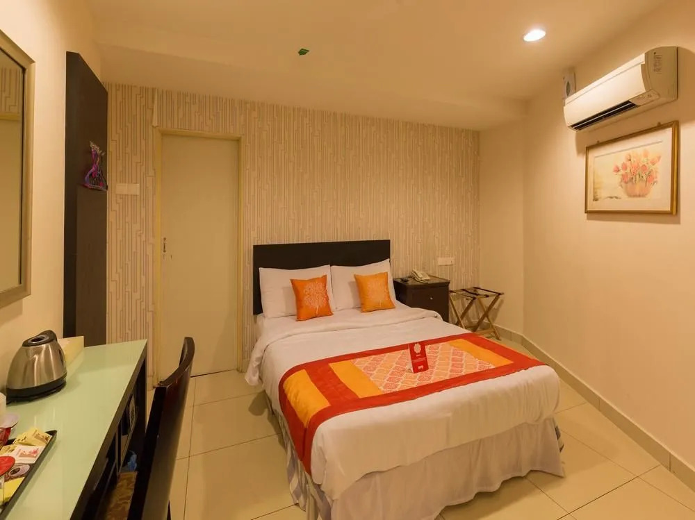 OYO 175 Lotus Hotel