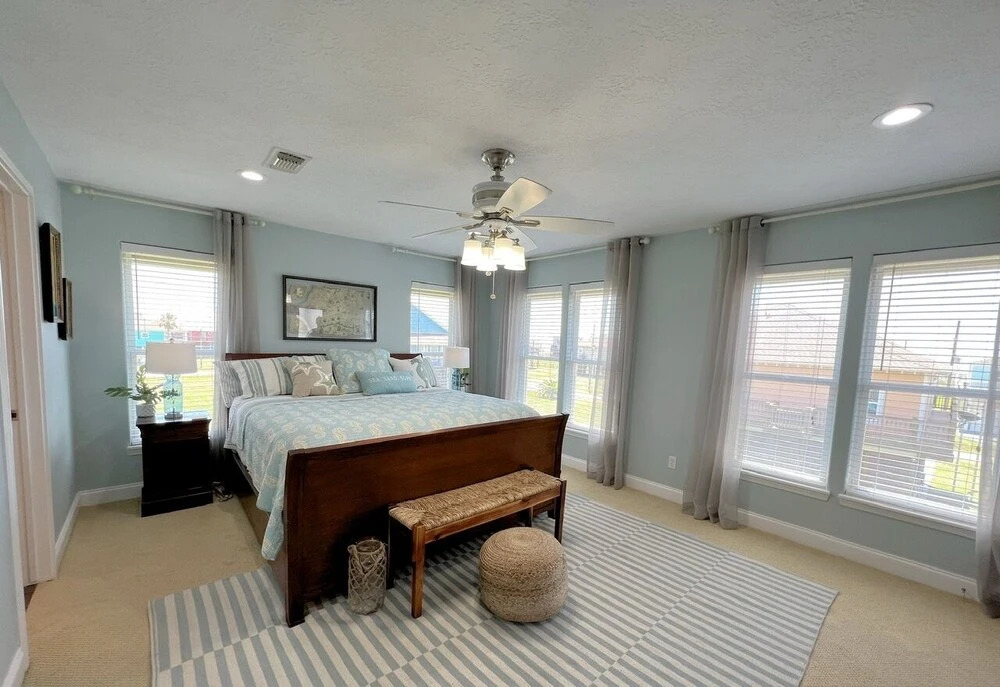 Sea-renity 3 Bedroom Home by Redawning