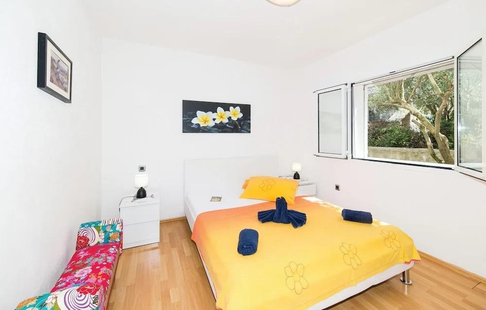 Awesome Home in Okrug Donji With Wifi and 6 Bedrooms