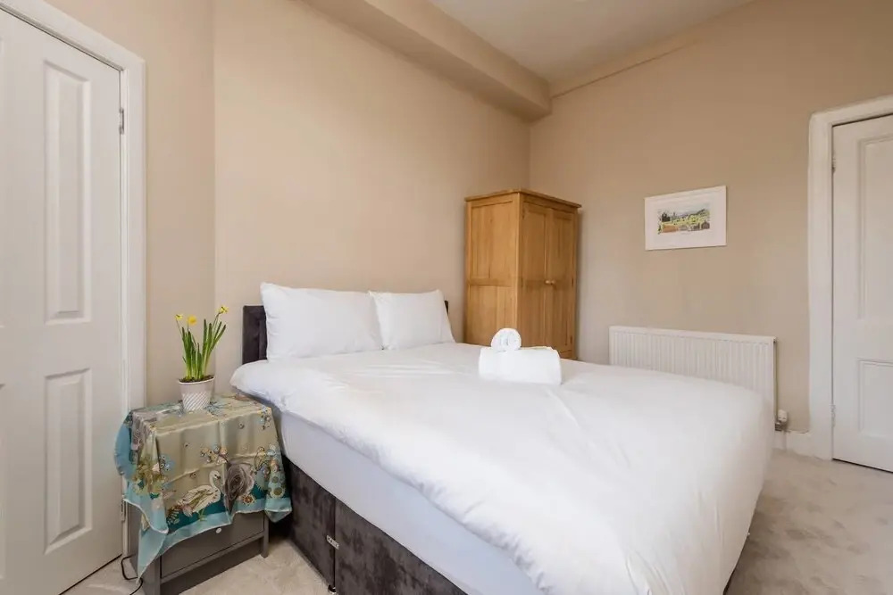 Cozy 2 Bedroom Apartment in the Heart of Edinburgh With gas Fireplace