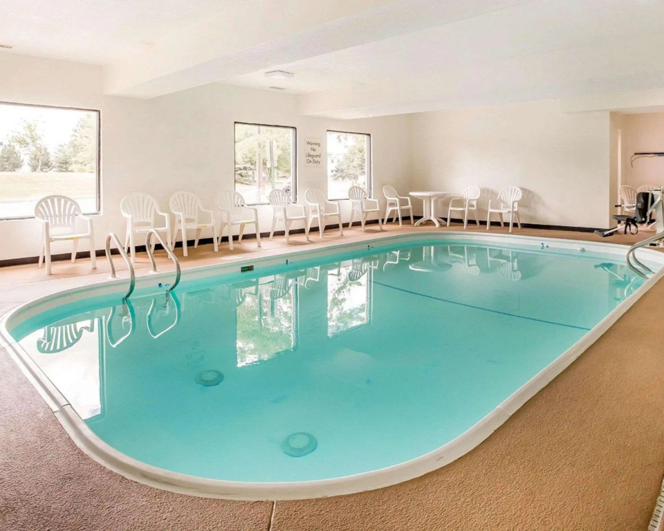 Comfort Inn & Suites near Tinley Park Amphitheater