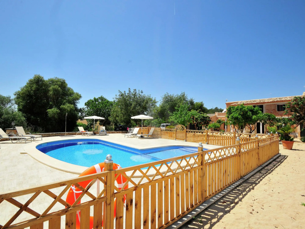 Large rustic country house for 12 people with garden and pool