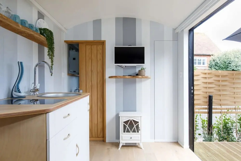 Gorgeous Shepherds Hut - Walk to Beach Pub