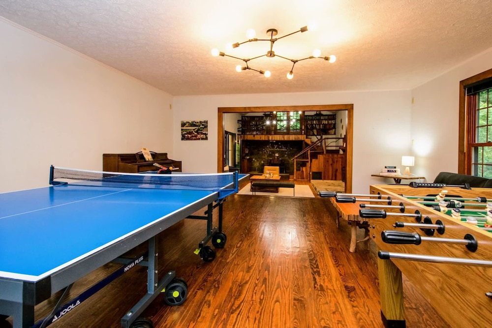 Spacious 6BR Compound w Fire Pit 15 Min to Town