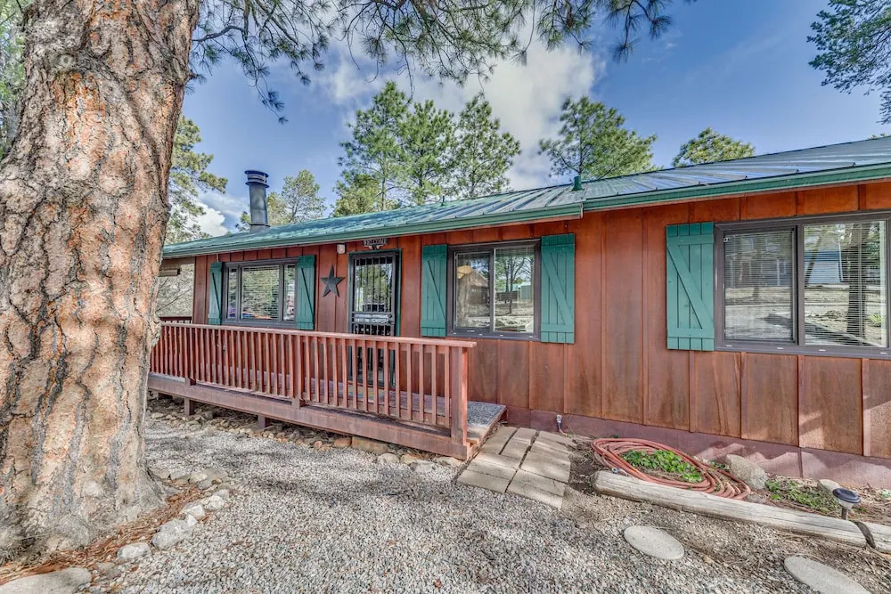 'Double D Cabin' W/ Deck, 4 Mi To Grindstone Lake!