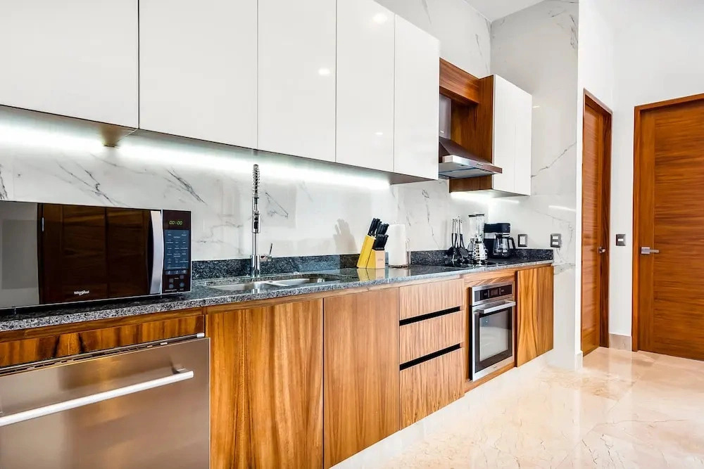 4th-floor Oceanfront Condo With Balcony, Outdoor Pool, Ocean Views & AC