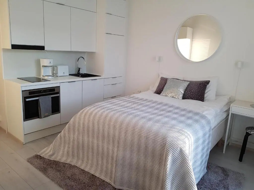 Compact high quality top floor studio in perfect location