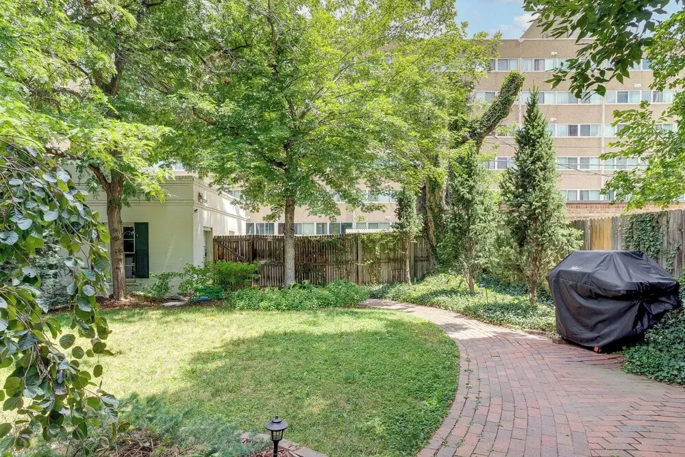 Walkable Apt w/ Off-street Parking in Cheesman!