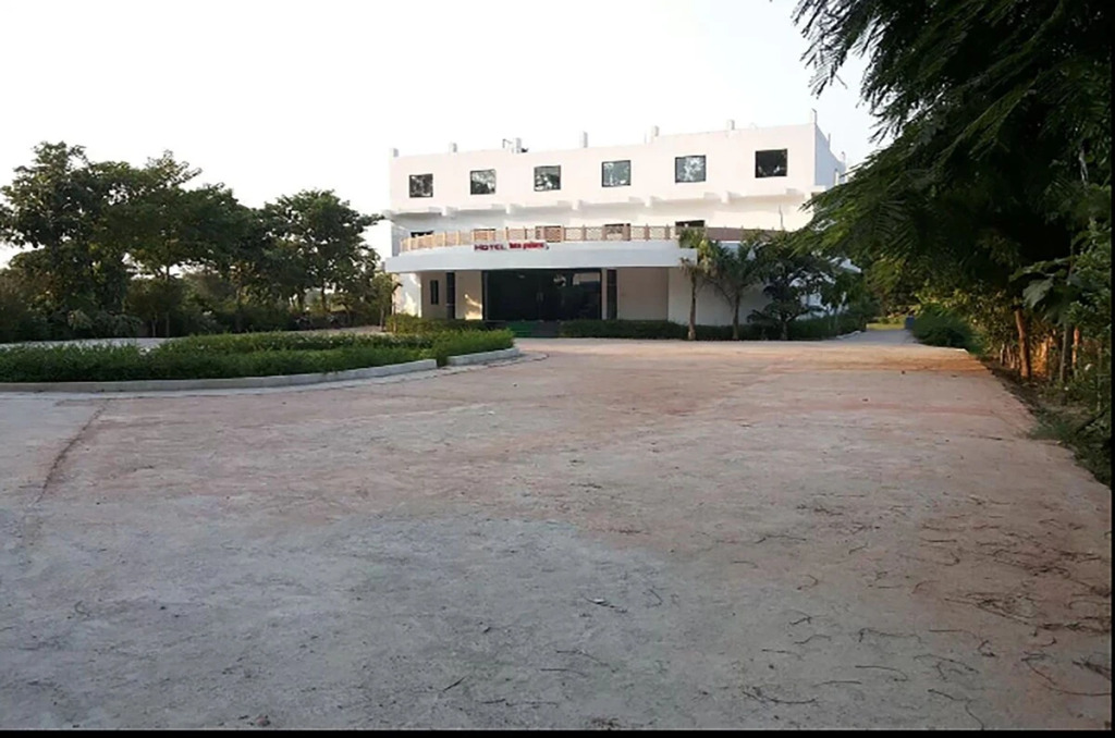 Oyo 24081 Hotel Lata Palace And Resort