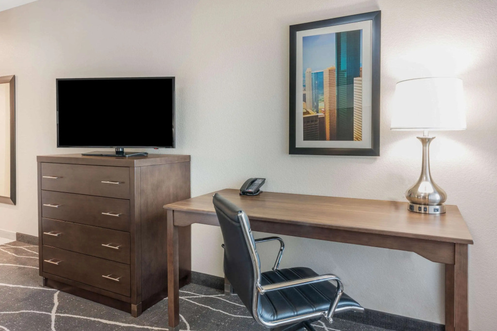 La Quinta Inn and Suites by Wyndham Houston Spring South