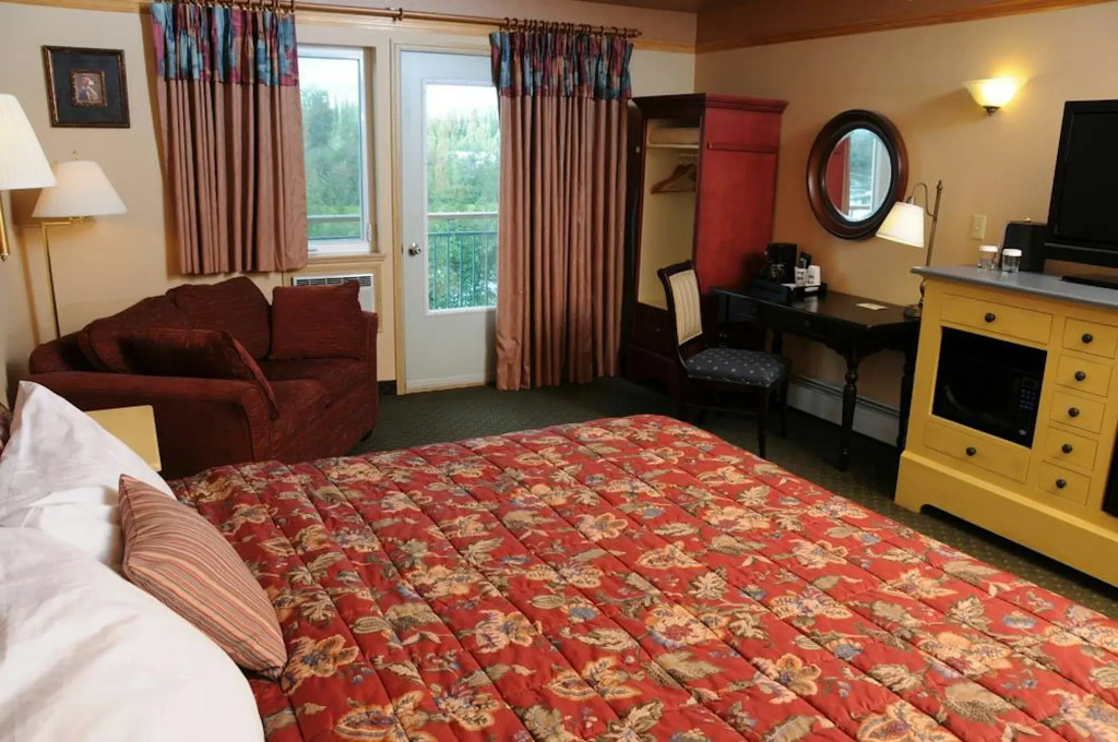 Pikes Waterfront Lodge
