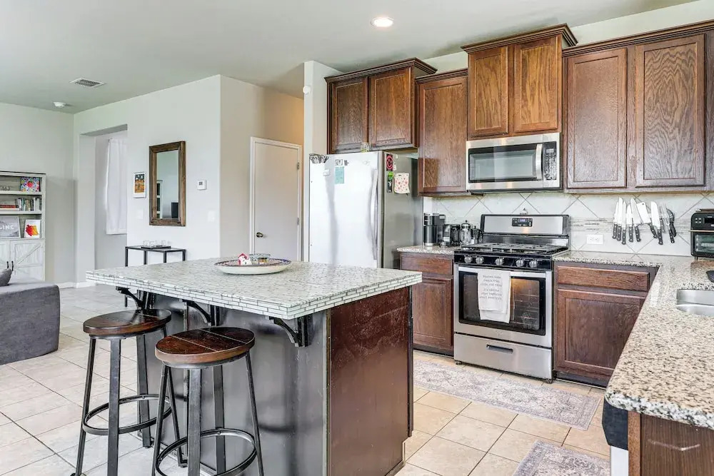 Family Home w/ Pool Access: 5 Mi to Downtown Buda!